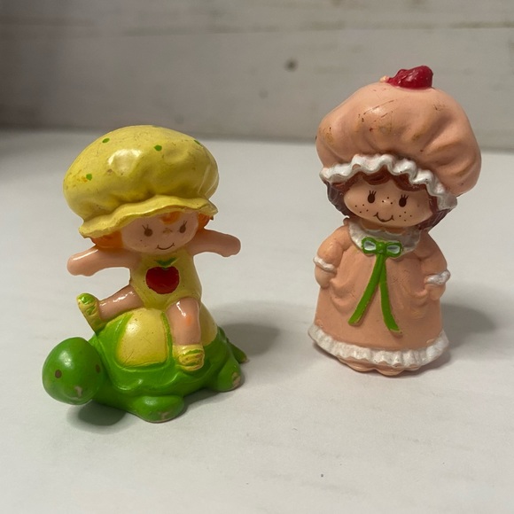 ✨ vintage✨ 1980’s strawberry shortcake Berry Patch Carry Case Cupboard figures - Picture 1 of 4